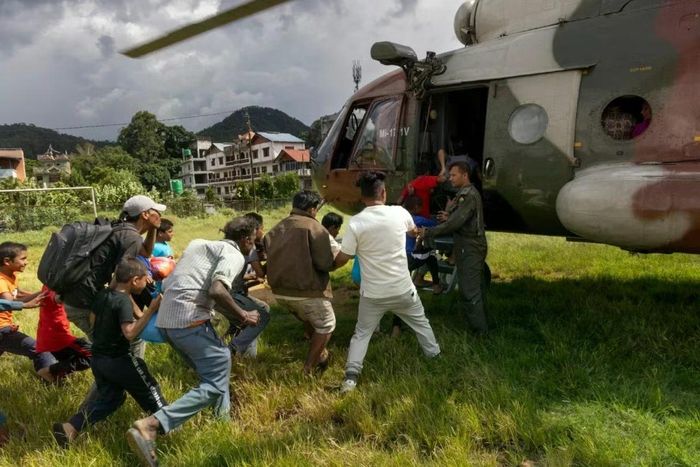 Trực thăng của lực lượng an ninh Nepal sơ tán người dân từ khu vực Nuwakot. (Ảnh: Reuters)