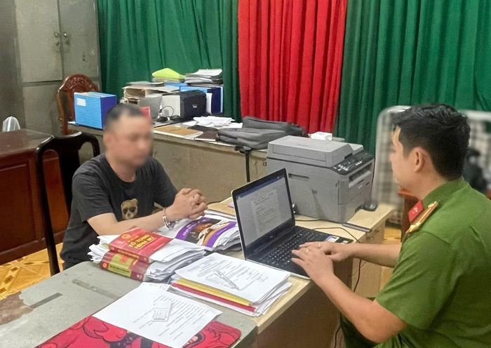 Cơ quan công an làm việc với đối tượng T. (ảnh: CACC)