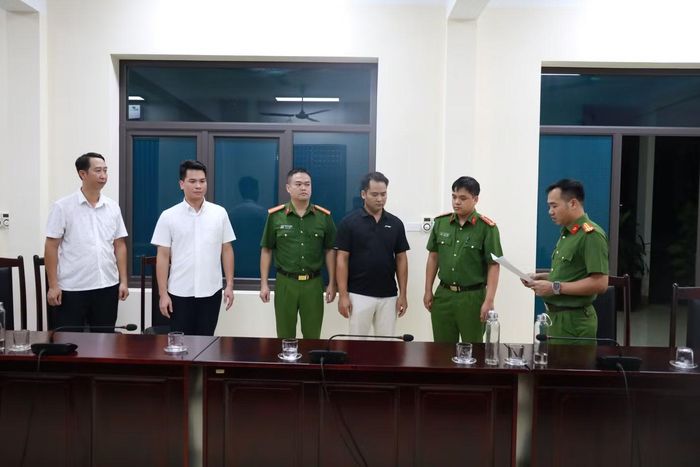 Bị can Nguyễn Văn Anh (mặc áo đen) tại cơ quan công an. Ảnh: Công an tỉnh Lào Cai.