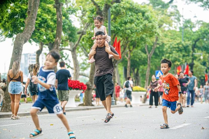 Trẻ em được người lớn đưa lên phố đi bộ nô đùa, chạy nhảy.