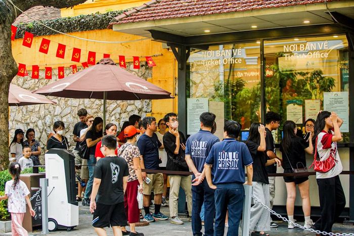 Người dân xếp hàng lấy vé miễn phí vào Nhà tù Hỏa Lò, một trong 17 điểm tham quan miễn phí vé tại Hà Nội dịp nghỉ lễ Quốc khánh 2-9.