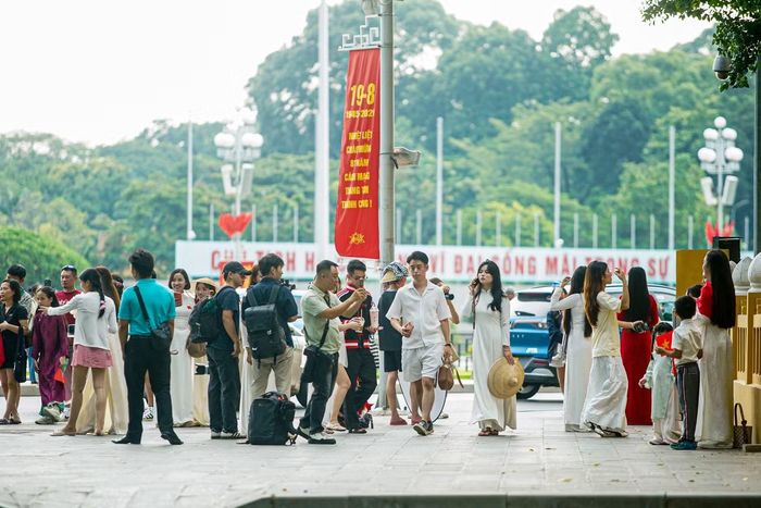 Khu vực vỉa hè đường Độc Lập tấp nập người.