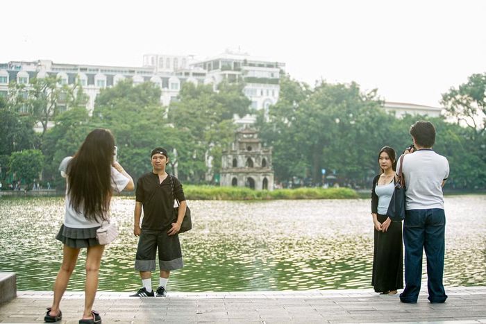 Người dân tranh thủ chụp ảnh với Tháp Rùa.