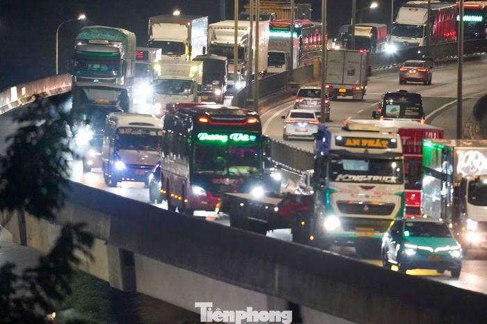 Đoạn Vành đai 3 trên cao qua khu vực hồ Linh Đàm, ô tô ken đặc, nối dài nhiều km. Nhiều thời điểm, dòng phương tiện gần như “chôn chân”, chỉ có thể nhích từng mét.