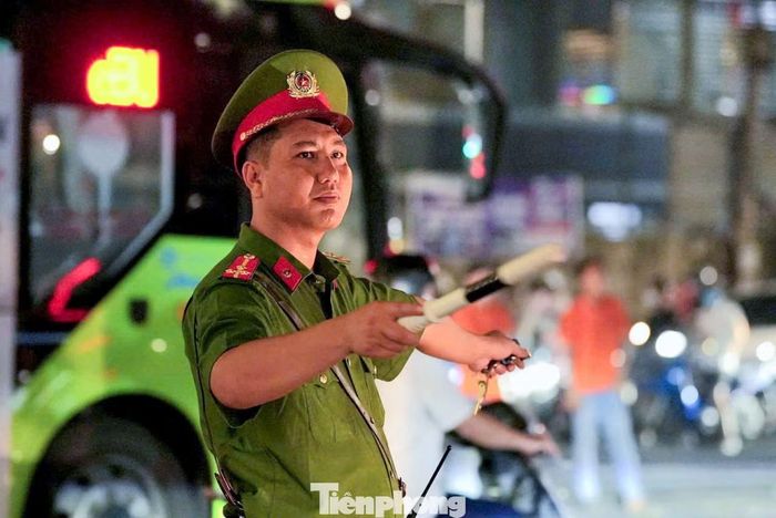 Tại các nút giao trọng điểm, lực lượng CSGT được bố trí để phân luồng, điều tiết giao thông. Đội CSGT đường bộ số 14 đã bố trí 100% cán bộ, chiến sĩ trực trong dịp này.
