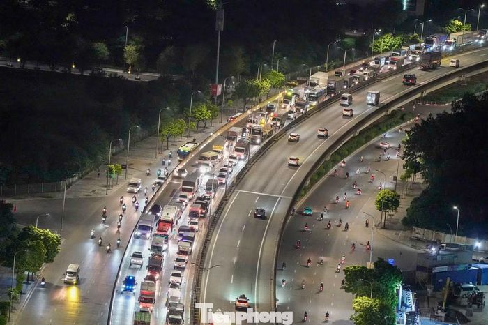Hình ảnh ghi nhận từ một tòa nhà cao tầng gần hồ Linh Đàm, có thể nhìn rõ dòng xe ùn kéo dài nhiều km trên vành đai 3. Trong khi đó, tuyến đường phía dưới vẫn khá thông thoáng.