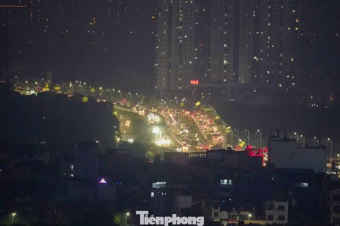 Đến 20h, vành đai 3 trên cao vẫn ùn tắc kéo dài. Nhu cầu đi lại tăng cao, các tuyến cửa ngõ Hà Nội dự báo tiếp tục chịu áp lực giao thông lớn những ngày tới.