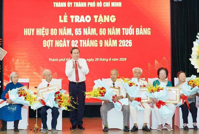Chủ tịch Quốc hội Trần Thanh Mẫn trao Huy hiệu 65, 60 năm tuổi Đảng tặng các đảng viên. Ảnh: Hoàng Hùng