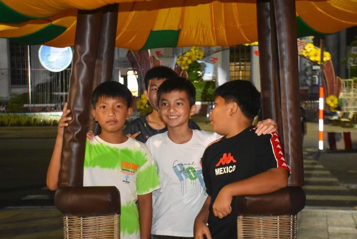 Cũng trong các ngày này, du khách có thể tham quan, chụp ảnh bên trong một khinh khí cầu khổng lồ cấp 7 tại Quảng trường Hùng Vương, vào buổi sáng từ 6h đến 9h và chiều từ 15h đến 17h.