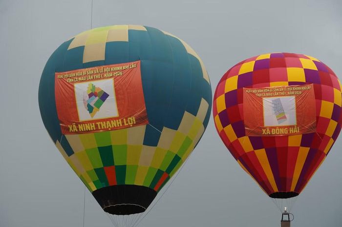 Các khinh khí cầu được trang trí tên một xã, phường của tỉnh Cà Mau.