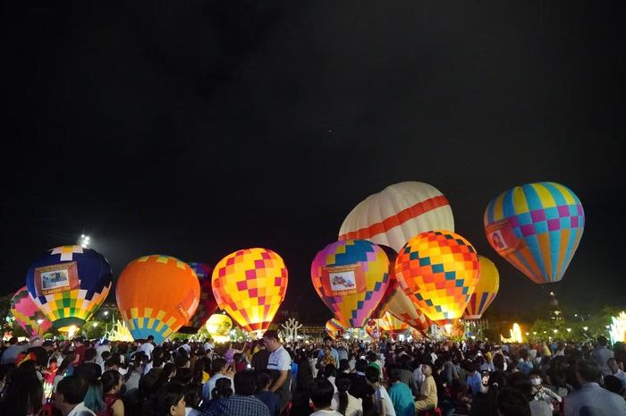 Bạn Nguyễn Trung Hiếu, phi công điều khiển khinh khí cầu cho biết, môn khinh khí cầu muốn chơi được phải có đam mê theo đuổi và phải trải qua khoá đào tạo mới được cấp bằng bay chở khách. Trong đó, yếu tố thời tiết có vai trò rất quan trọng đối với hoạt động khinh khí cầu.