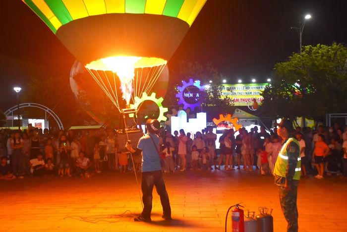 Các phi công và kỹ thuật viên sử dụng gas đốt tạo khí nóng bốc lên khinh khí cầu chuẩn bị phục vụ nhu cầu tham quan, trải nghiệm của người dân và du khách.