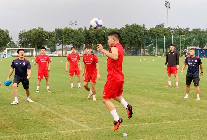 Quang Hải, Đình Bắc, Thành Long đã trở lại tập trung cùng Công an Hà Nội.