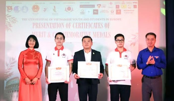 Bí thư T.Ư Đoàn Nguyễn Tường Lâm và Đại sứ Nguyễn Phương Anh trao khen thưởng tại chương trình. Ảnh: BTC
