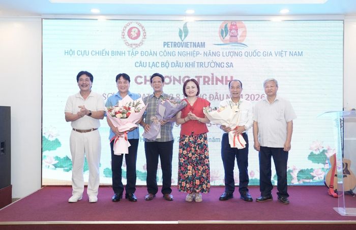 CLB Dầu khí Trường Sa tặng hoa chúc mừng các đồng chí Trung ương Hội CCB Việt Nam khóa VIII.