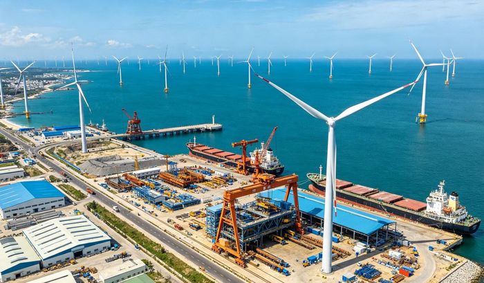Sự phát triển của điện gió ngoài khơi có thể kéo theo nhu cầu lớn về cảng biển, bãi chế tạo, kết cấu thép, móng, cáp ngầm, tàu chuyên dụng, dịch vụ khảo sát, logistics... (Ảnh minh họa)