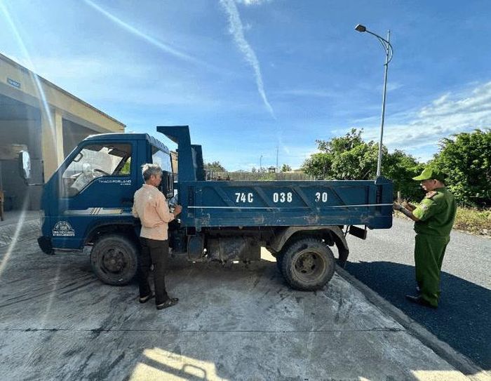 Tại xã Hướng Phùng, trọng tâm được đặt vào nhóm xe tải tự đổ dưới 15 tấn (Ảnh: Công an Quảng Trị)