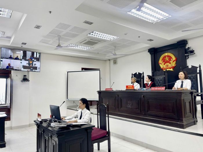 Hội đồng xét xử làm việc tại phiên tòa.