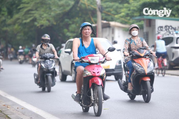 Người dân di chuyển trên đường phố Hà Nội sáng 29/8 trong ngày đầu kỳ nghỉ lễ Quốc khánh 2/9.