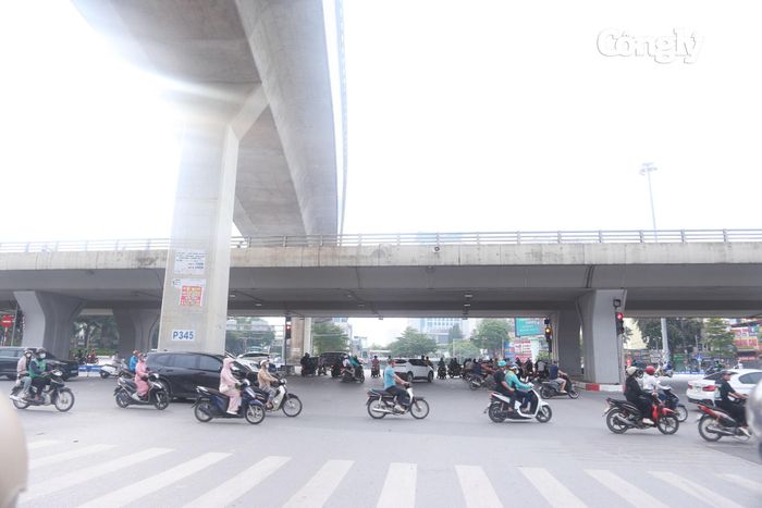Theo các thông tin được cập nhật trong sáng 29/8, tình hình giao thông phức tạp chủ yếu tập trung ở các tuyến hướng ra cửa ngõ. CSGT Hà Nội đã chủ động phân luồng từ xa, bố trí lực lượng tại các nút giao, tuyến đường trọng điểm nhằm hạn chế phương tiện dồn ứ kéo dài.