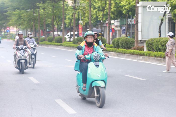 Trái ngược với áp lực giao thông tại các cửa ngõ, nhiều tuyến phố nội đô Hà Nội sáng 29/8 vẫn duy trì trạng thái tương đối ổn định.