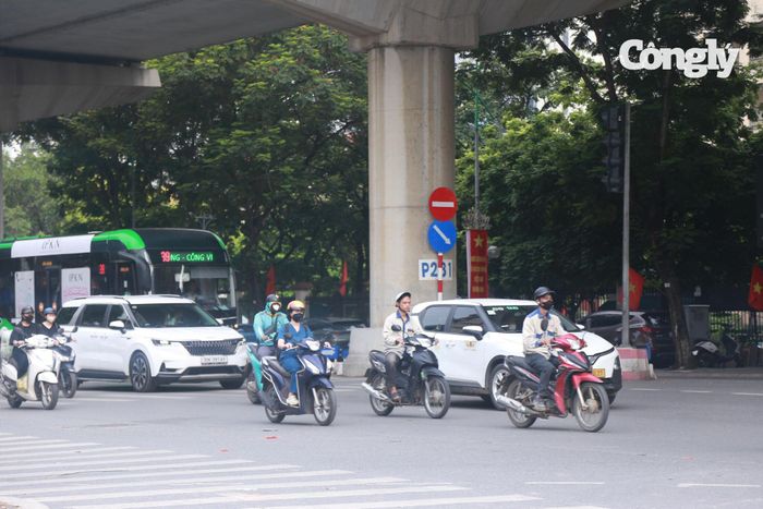 Tại khu vực nội thành, lực lượng chức năng tiếp tục duy trì công tác tuần tra, kiểm soát, điều tiết giao thông, nhất là tại những địa điểm có khả năng tập trung đông người trong dịp Quốc khánh.