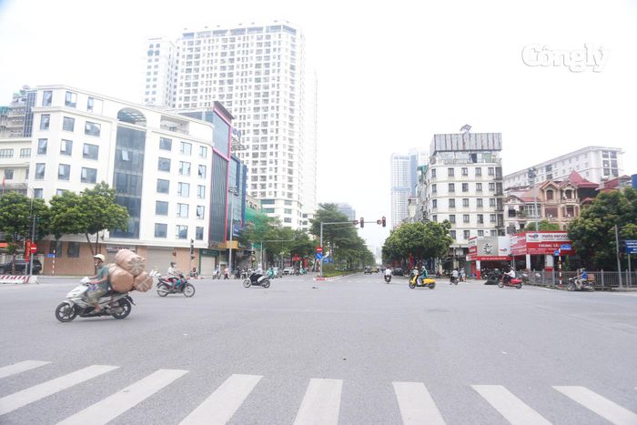 Một số tuyến đường vốn thường xuyên đông đúc vào ngày làm việc như các trục xuyên tâm, khu vực trung tâm thành phố có thời điểm phương tiện thưa hơn so với ngày thường.