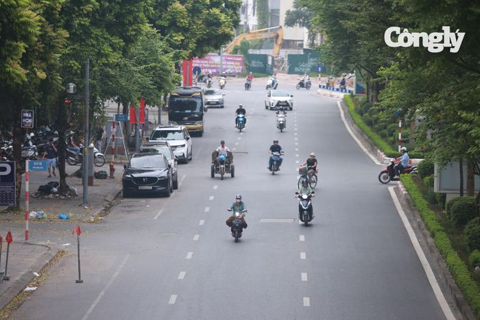 Tại nhiều tuyến phố khu vực nội đô, mật độ phương tiện không quá cao, các phương tiện vẫn có thể lưu thông tương đối thuận lợi.