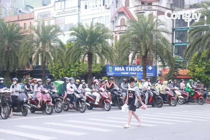 Người dân tuân thủ luật lệ khi tham gia giao thông.