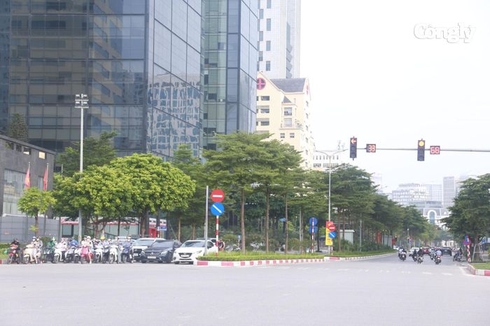 Việc một bộ phận lớn người dân đã rời Hà Nội từ chiều và tối 28/8 cũng góp phần làm giảm áp lực phương tiện trong khu vực nội đô vào sáng đầu kỳ nghỉ.