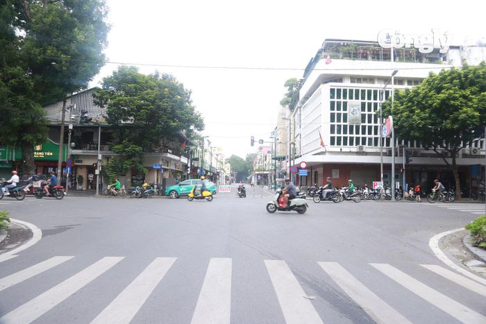 Để kỳ nghỉ lễ diễn ra an toàn, thuận lợi, Phòng CSGT khuyến cáo người dân chủ động lựa chọn thời gian, lộ trình phù hợp, hạn chế di chuyển vào những khung giờ cao điểm tại các tuyến cửa ngõ; chấp hành nghiêm Luật Trật tự, an toàn giao thông đường bộ và hướng dẫn của lực lượng chức năng.
