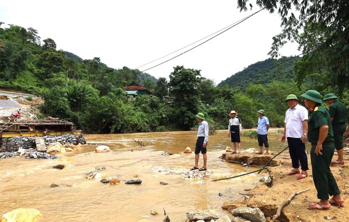 Lực lượng chức năng duy trì túc trực tại khu vực cầu Trung Thắng để hỗ trợ người dân khi cần thiết.