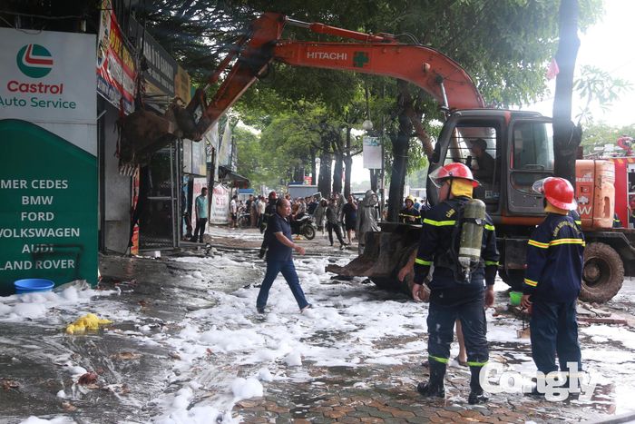Lực lượng cảnh sát PCCC&CNCH đã nhanh chóng phối hợp xử lý đám cháy (Ảnh: Dương Dũng).