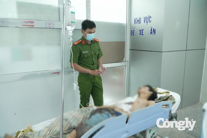 Đối tượng N. được lực lượng Công an đưa đi cấp cứu tại Bệnh viện Đa khoa Sóc Trăng.