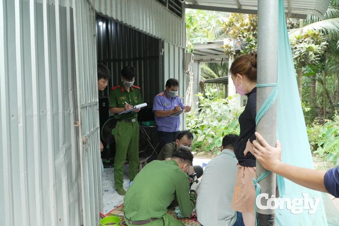 Lực lượng chức năng tiến hành khám nghiệm hiện trường.