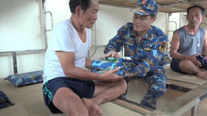 Chỉ huy đảo tặng quần áo, nhu yếu phẩm cho ngư dân