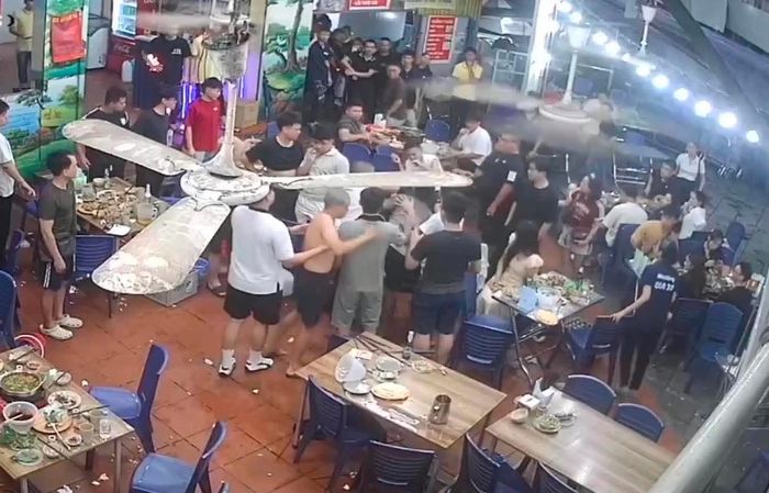 Camera ghi lại sự việc đánh người sau khi trêu ghẹo cô gái bất thành. (Ảnh cắt từ clip)