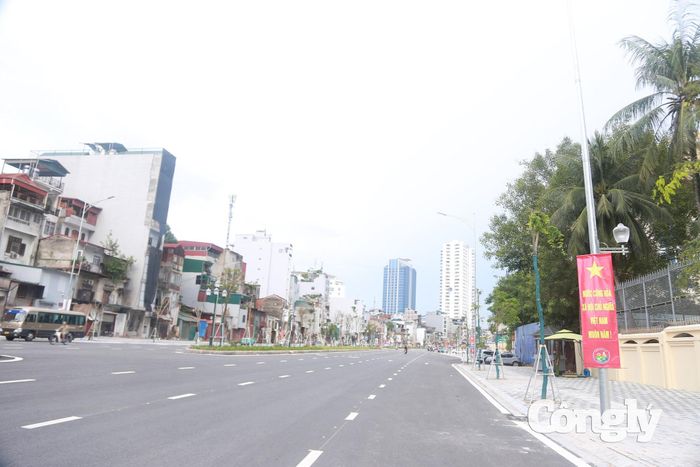 Tuyến đường chạy qua nhiều khu vực đông dân cư trong nội thành Hà Nội như phường Giảng Võ, Ô Chợ Dừa.