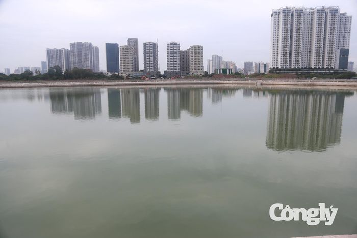 Từ một vùng đất trũng, chỉ sau 7 tháng thi công, hồ điều hòa Đồng Bông 2 (phường Đại Mỗ, Hà Nội) đã hình thành, góp phần giải bài toán tiêu thoát nước, giảm úng ngập trên phố Tố Hữu và từng bước thay đổi diện mạo cho khu vực.