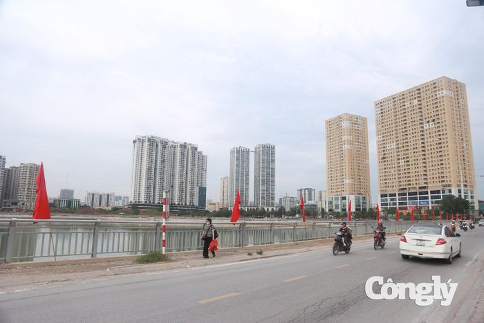 Các phương tiện lưu thông trên phố Trung Thư cắt ngang hồ điều hòa Đồng Bông 2.