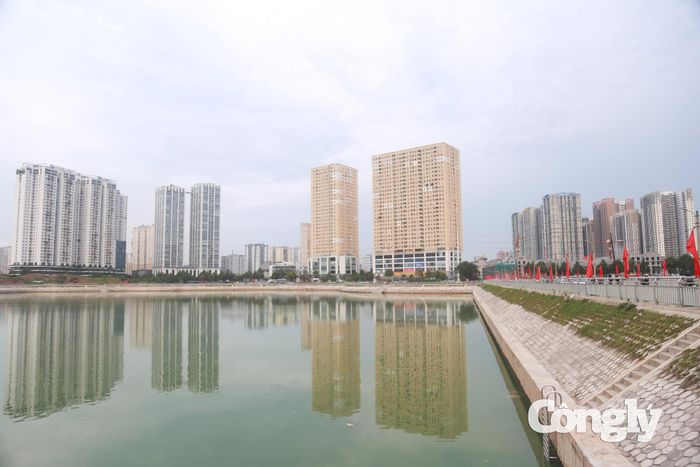 Mặt khác, sau khi dự án chống ngập hoàn thành, diện mạo khu vực cũng có sự thay đổi rõ rệt. Các hạng mục đường dạo và cảnh quan quanh hồ được hình thành, mở ra thêm không gian sinh thái cho khu vực.