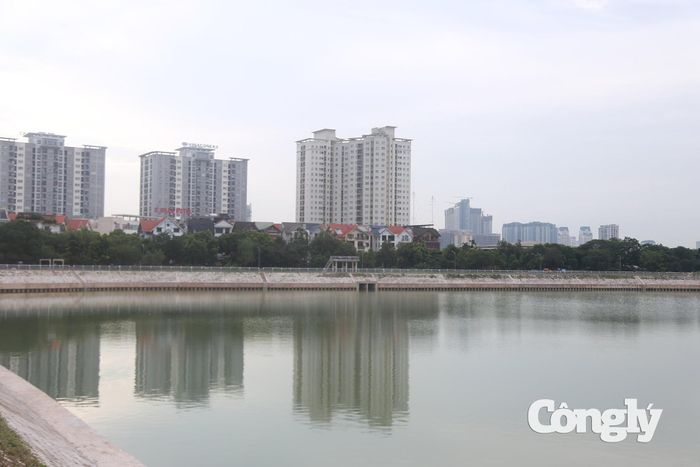 Trước khi dự án được triển khai, khu vực này là vùng đất trũng, hệ thống tiêu thoát nước còn hạn chế, trong khi tốc độ đô thị hóa diễn ra nhanh. Những trận mưa lớn thường gây áp lực cho hệ thống thoát nước, trong đó phố Tố Hữu là một trong những tuyến đường có nguy cơ xảy ra ngập úng cao.