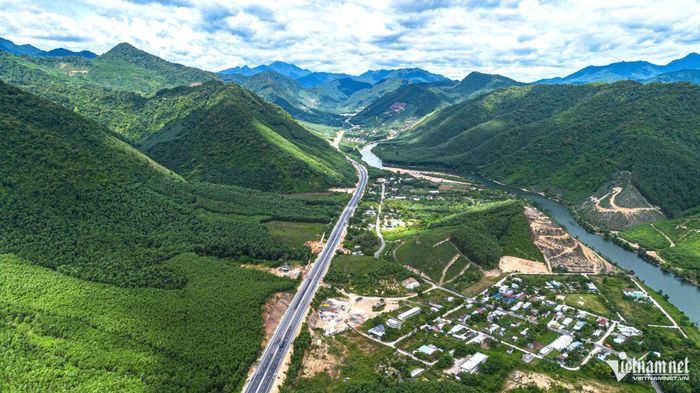 Tuyến cao tốc uốn lượn qua núi, sông và khu dân cư