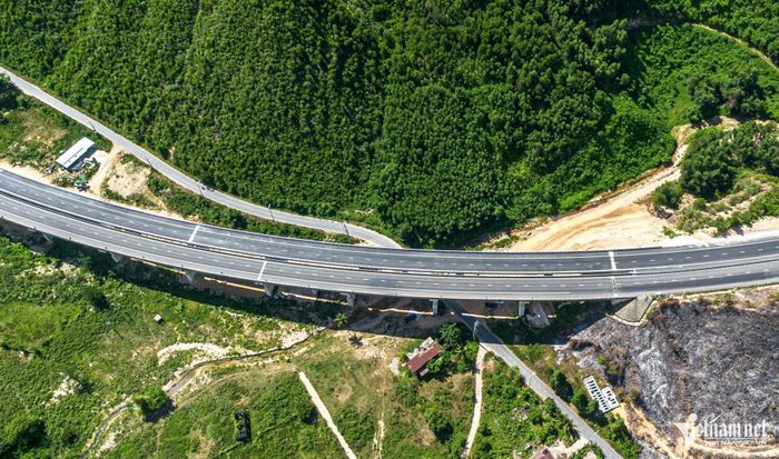 Việc hoàn thiện 4 làn xe đúng dịp Quốc khánh 2/9 giúp người dân lưu thông thuận lợi hơn trên tuyến