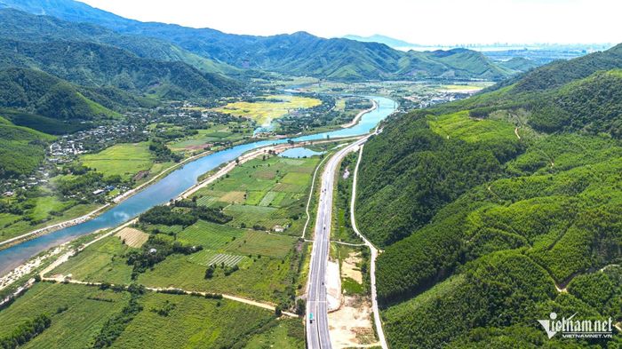 Cao tốc La Sơn - Hòa Liên sau mở rộng được kỳ vọng sẽ nâng cao năng lực khai thác, giảm thiểu tai nạn giao thông, hoàn thiện hạ tầng cao tốc Bắc - Nam phía Đông, tăng cường kết nối giữa các địa phương, phục vụ hiệu quả nhiệm vụ bảo đảm quốc phòng, an ninh vùng và quốc gia.