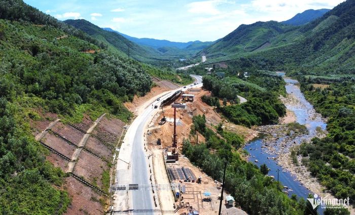 Tại điểm sạt trượt nặng Km50+700, nhà thầu huy động nhân lực, máy móc thi công cầu cạn giữa địa hình hiểm trở. Thời tiết khắc nghiệt khiến việc thi công gặp nhiều khó khăn