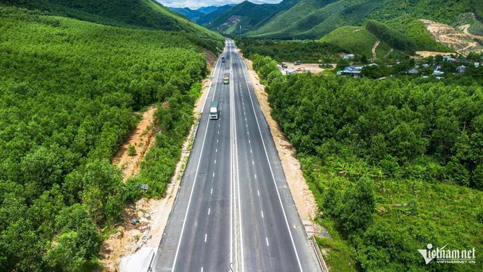 Sau hơn một năm nâng cấp từ 2 lên 4 làn xe với tổng vốn hơn 3.000 tỷ đồng, dự án đã cơ bản hoàn thiện các hạng mục chính