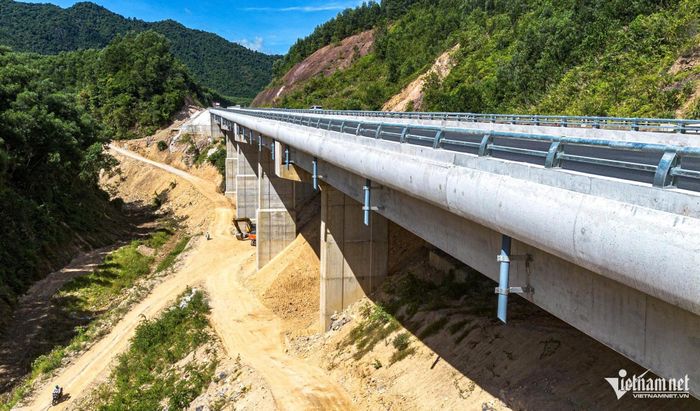 Toàn tuyến có 36 cầu vượt qua địa hình thung lũng, đồi dốc phức tạp