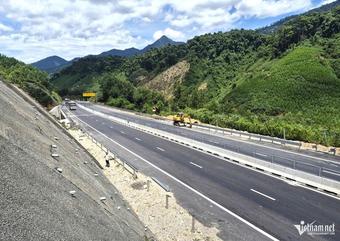Hệ thống dải phân cách bê tông kết hợp lưới thép chống chói và lan can bảo hộ đã hoàn thiện. Một số đoạn hộ lan bên đường sẽ được lắp đặt xong trước ngày 31/8