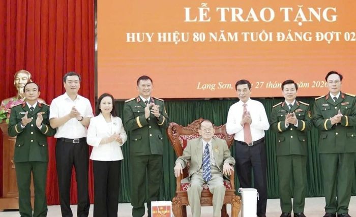 Đại tướng Phan Văn Giang - Phó Thủ tướng, Bộ trưởng Quốc phòng cùng đại diện lãnh đạo tỉnh Lạng Sơn, Bộ Quốc phòng, Quân khu 1 chúc mừng đảng viên lão thành Hoàng Minh Khoa nhận Huy hiệu 80 năm tuổi Đảng. Ảnh: UBND xã Quốc Việt, tỉnh Lạng Sơn